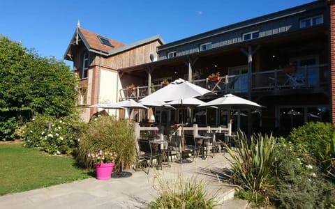 Property building, Patio, Spring, Day, Garden