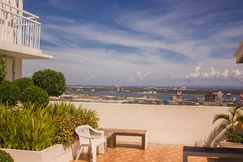 Mabolo Garden Flat A6 with free Rooftop Pool Condo in Lapu-Lapu City