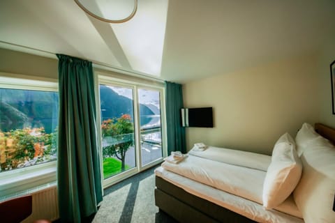 Bed, TV and multimedia, Bedroom, Lake view, Mountain view