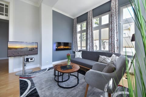 TV and multimedia, Living room, Seating area, flat iron