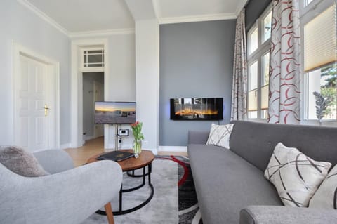 TV and multimedia, Living room, Seating area, flat iron