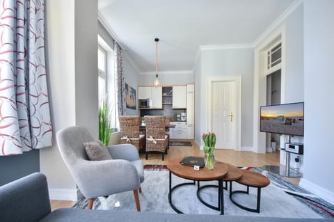 Kitchen or kitchenette, Living room, Seating area, Dining area