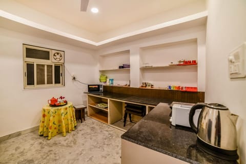 Coffee/tea facilities, Kitchen or kitchenette, Communal kitchen