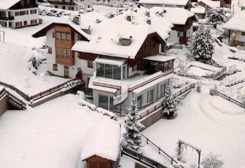 Facade/entrance, Winter