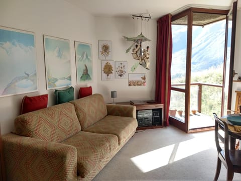 Bed, Living room, Seating area, Mountain view