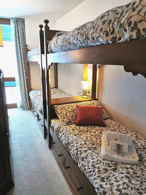 Bedroom, bunk bed