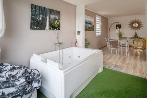 Goldy House, logement vue mer , jacuzzi 10min port et aéroport Apartment in Le Gosier