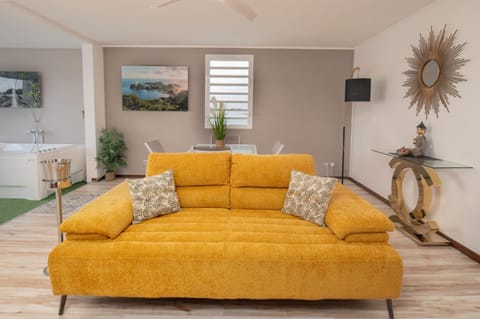 Goldy House, logement vue mer , jacuzzi 10min port et aéroport Apartment in Le Gosier