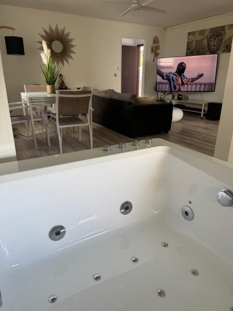 Goldy House, logement vue mer , jacuzzi 10min port et aéroport Apartment in Le Gosier