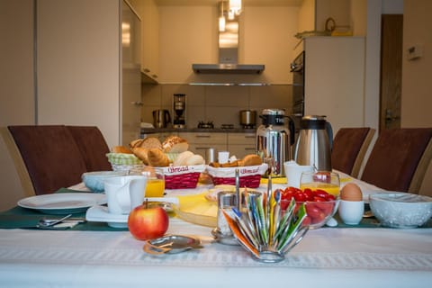 Food and drinks, Dining area, Internal: Not applicable to any particular room