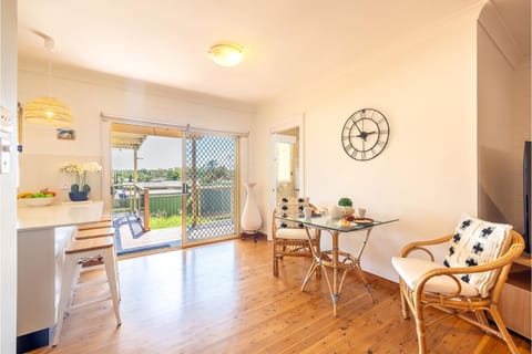 Kitchen or kitchenette, Seating area