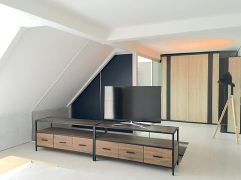 TV and multimedia, Seating area, Bedroom