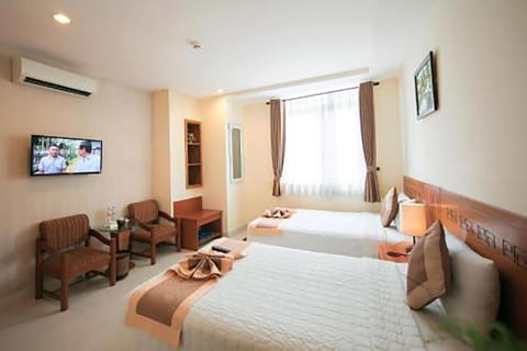 Communal lounge/ TV room, Bed, TV and multimedia, Living room, Photo of the whole room, Seating area, Evening entertainment, Bedroom, towels, air conditioner