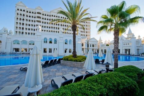 Property building, Garden, Pool view, Swimming pool