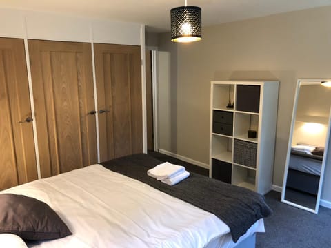 5 Bed Camberley Airport Accommodation Casa in Camberley