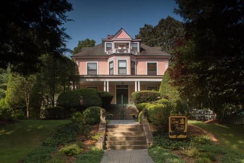 Facade/entrance, Day, Balcony/Terrace, Street view