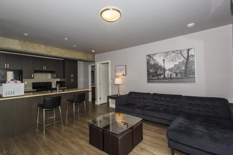 Coffee/tea facilities, Kitchen or kitchenette, Living room, Seating area, Dining area, minibar