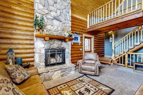 Cabin Overlooking The Harbor House in Garden City