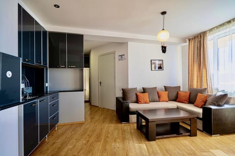 Kitchen or kitchenette, Living room, Seating area, Dining area, minibar, oven, pet friendly