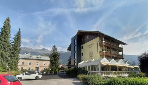 Property building, Spring, Day, Natural landscape, Mountain view, Parking