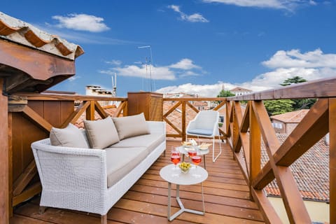 View (from property/room), Balcony/Terrace, City view, Landmark view