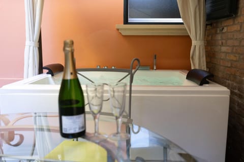 BolognaRoomscom - Isaia Garden Private Garden Spa Bath House in Bologna