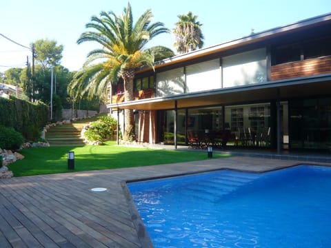 Property building, Garden, Swimming pool