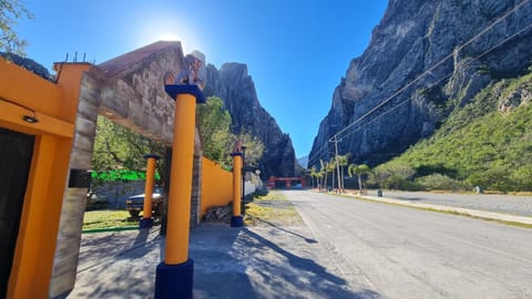 Nearby landmark, Facade/entrance, Day, Neighbourhood, Natural landscape, Mountain view, Street view