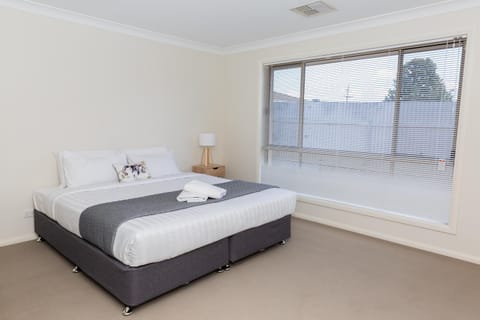 Lovely 3 Bed, 2 Bath in the City Centre House in North Wagga Wagga
