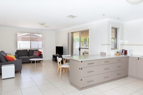 Lovely 3 Bed, 2 Bath in the City Centre House in North Wagga Wagga