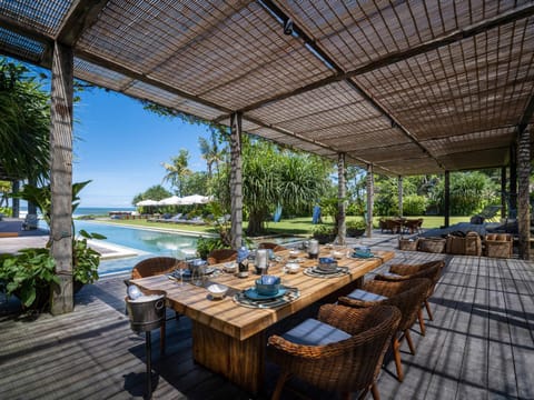 Day, Natural landscape, Dining area, Garden view