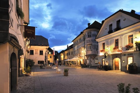 Facade/entrance, Area and facilities