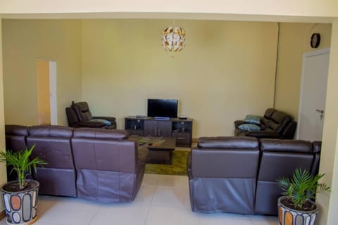 Communal lounge/ TV room, TV and multimedia, Living room, Lounge or bar, Business facilities, Seating area, Meeting/conference room