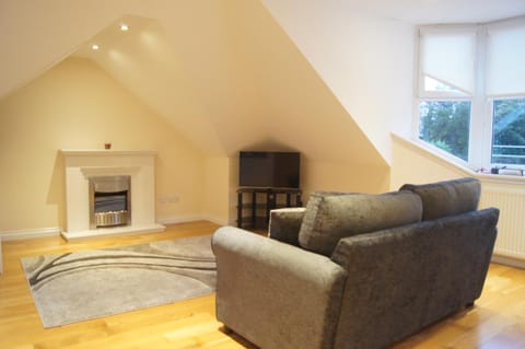 Modern, Cosy Apartment In Bearsden with Private Parking Condo in Glasgow