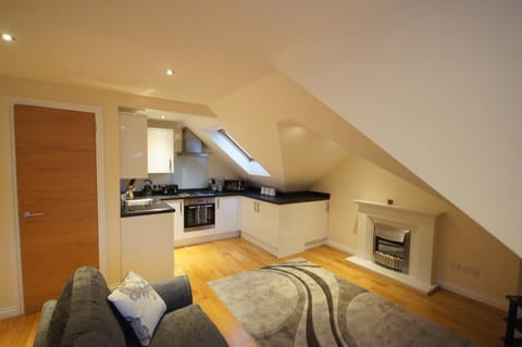 Modern, Cosy Apartment In Bearsden with Private Parking Condo in Glasgow