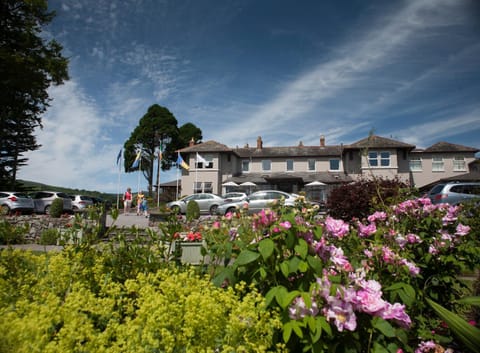 Property building, Facade/entrance, Garden, Garden view, Parking