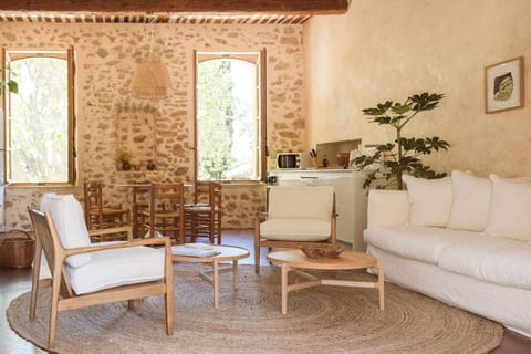 Le Galinier, Lourmarin, an authentic Beaumier Guesthouse Bed and Breakfast in Lourmarin