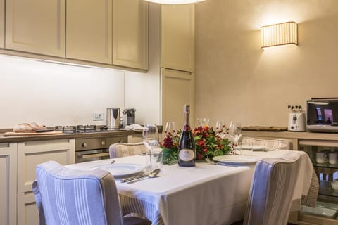 Coffee/tea facilities, Kitchen or kitchenette, Dining area