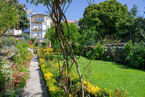 Property building, Neighbourhood, Garden, Garden, Garden view