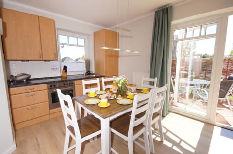 Kitchen or kitchenette, Dining area, Communal kitchen