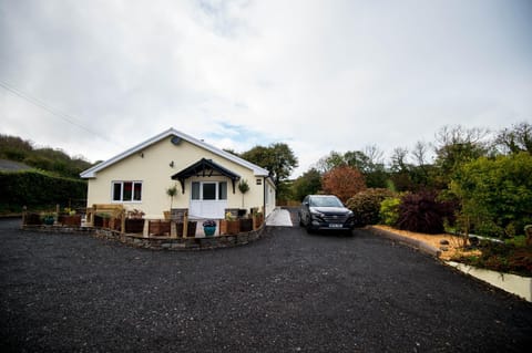 ROUND PARK- Private and spacious family bungalow with parking House in Laugharne