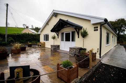 ROUND PARK- Private and spacious family bungalow with parking Haus in Laugharne