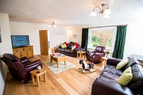 ROUND PARK- Private and spacious family bungalow with parking Maison in Laugharne
