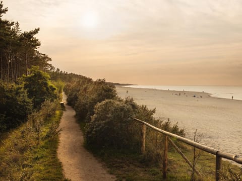 Nearby landmark, Restaurant/places to eat, Off site, Neighbourhood, Natural landscape, Fishing, Horse-riding, Beach, Hiking, Cycling, Pets, Sea view, Supermarket/grocery shop, Sunset