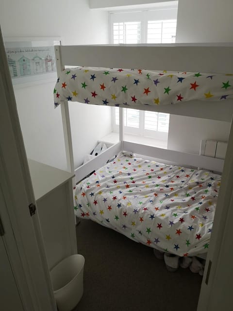 Bedroom, bunk bed