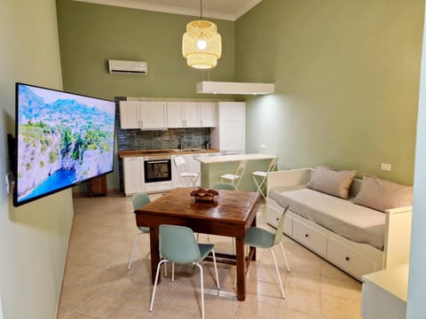 TV and multimedia, Kitchen or kitchenette, Living room, Seating area, Dining area, oven, stove