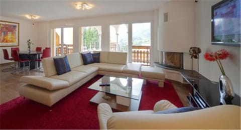 TV and multimedia, Living room, Seating area, Dining area