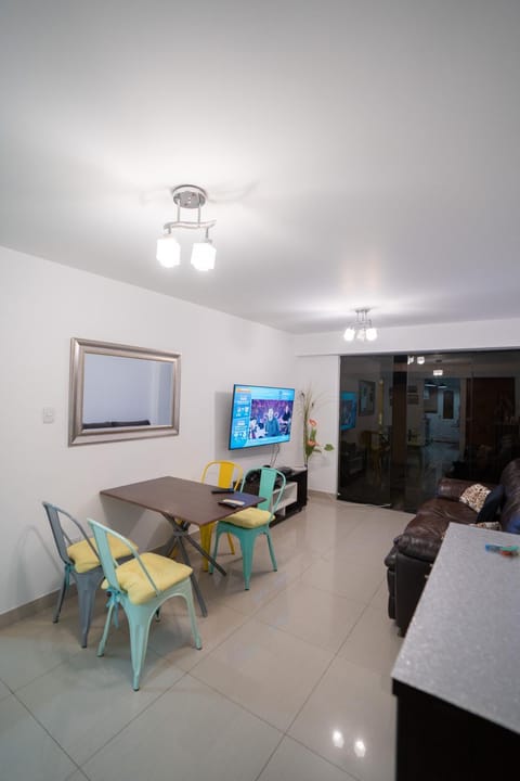 Communal lounge/ TV room, TV and multimedia, Living room, Seating area, Dining area