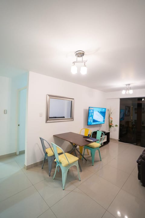 Communal lounge/ TV room, TV and multimedia, Living room, Seating area, Dining area, Evening entertainment