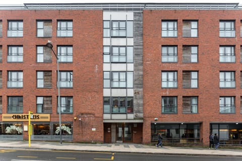 Centrally located apartment in Duke Street- free parking- two bathrooms Condo in Liverpool